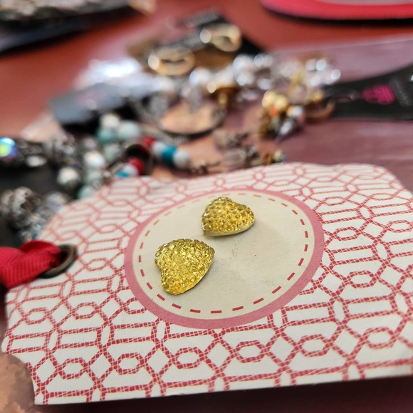 18 Pairs of Fashion Earrings Variety Colors & Shapes Daisy, Stars, Hearts, Pearl - Picture 4 of 11